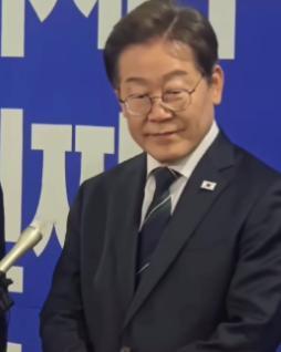 外媒给李在明挖了个大坑，问台湾问题韩国会不会出手。他笑着回了句：“那是人家家