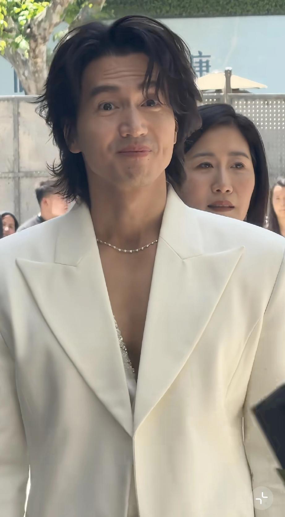 5月6日，言承旭在上海新天地，路人镜头下的他目光呆滞，胡子多皮肤黑，成了苍老油腻