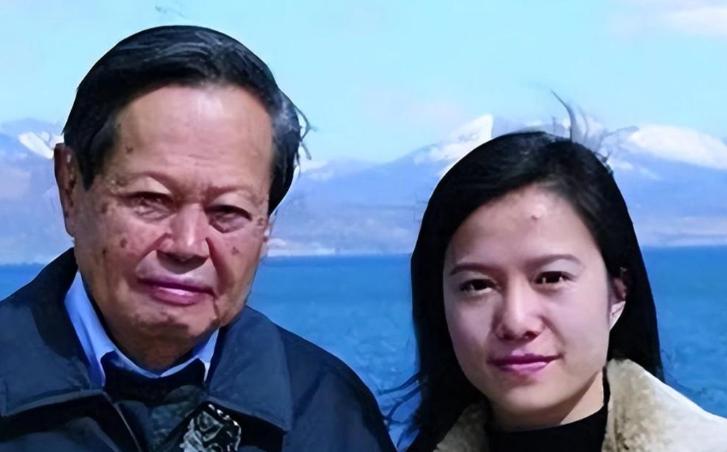 翁帆亲口承认！杨振宁离世后最后悔的不是没怀孕生子，而是另一桩无人知晓的心事。 