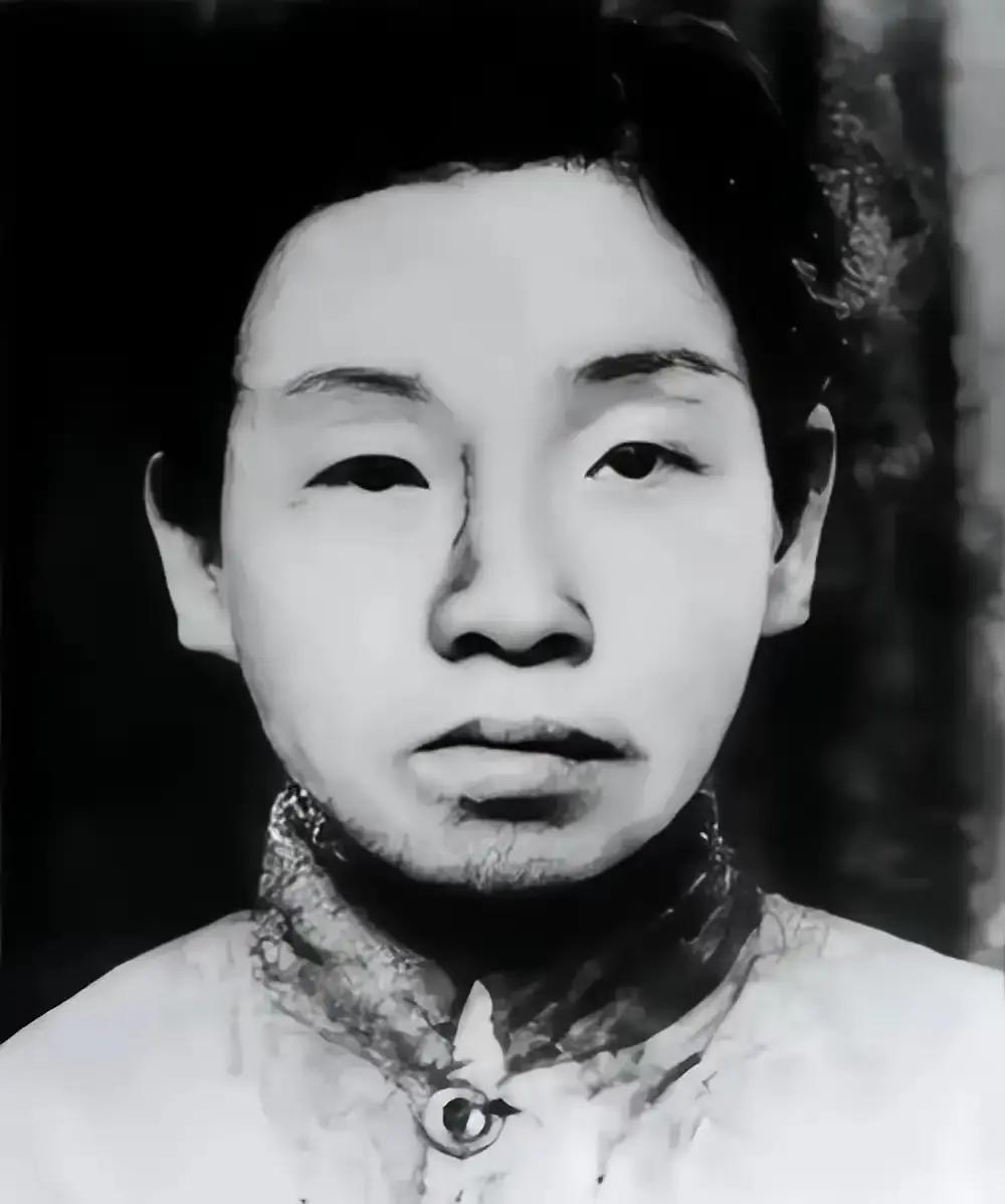 渣滓洞监狱中，特务给女共产党员邓惠中上老虎凳时，无意中碰了一下她的脚底板，邓惠中