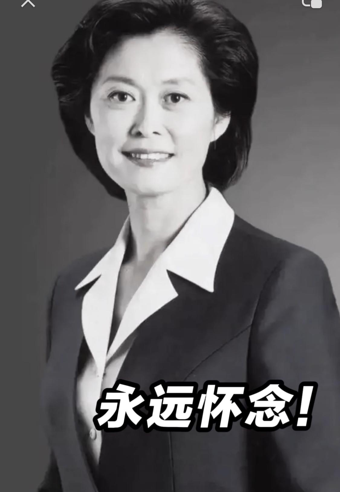 9月17日，北京八宝山殡仪馆东礼堂外，一条长长的队伍从清晨就开始延伸。白发苍苍的