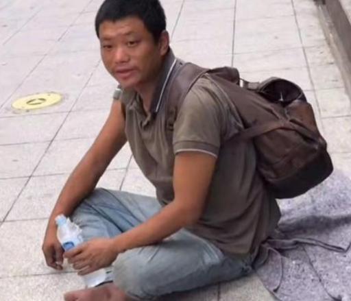 "我不配回中国，没脸见人"，他流落巴西街头，靠乞讨为生，当大使馆找到他时，他却死