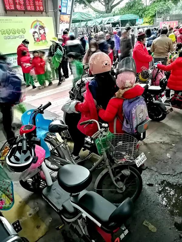 【石家庄全城中小学正式开学，校门口上演大型“送娃现场”】九月一号神兽准时归笼
