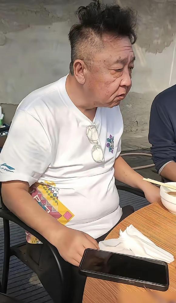 于谦最近的状态又被网友盯上了。今年57岁的他，不管是自己发的在家煮饺子视频