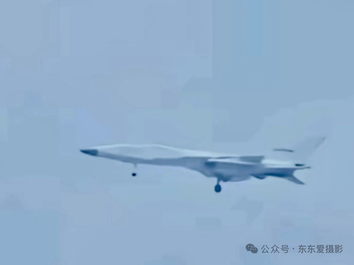 难道这眉清目秀的家伙也变无人机了