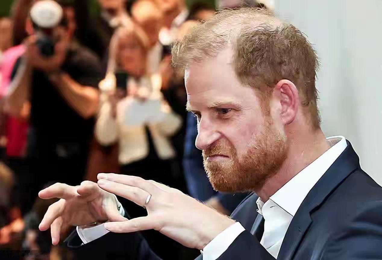 哈里王子，应该后悔了吧！为何？很简单，离开王室几年的他，发现自己变成了一个“傀