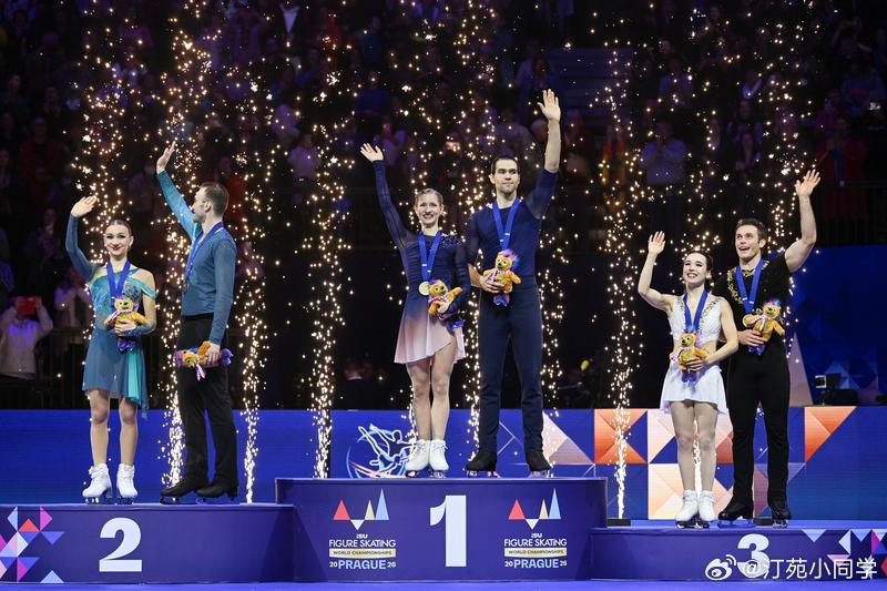 花滑世锦赛双人滑自由滑比赛中，短节目排名第一的德国组合哈斯/沃罗丁延续了此前的火