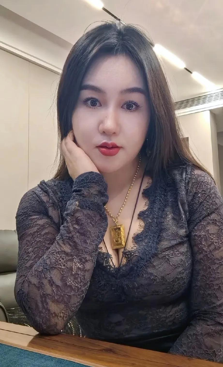 今天干了一件不道德的事早晨上班路上骑电车路过一个十字路口一辆车停在人行道