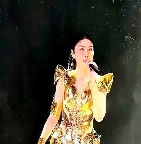 51岁的陈慧琳演唱会上穿三角裤开唱，咱也不知道，你究竟是要观众看你的性感呢，还是