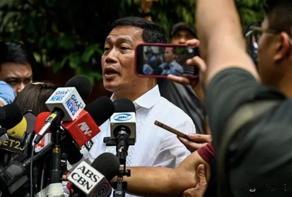 菲律宾“马莱塔男孩”（即10名被捕保镖的俗称）的法律顾问及多名支持者连夜守候在拉