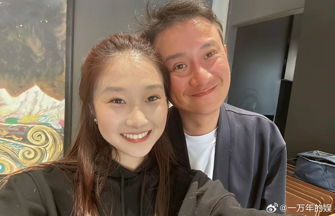 演员文章，冲上热搜！4月4日，许久没有消息的文章，突然冲上了热搜，不是因为前妻马