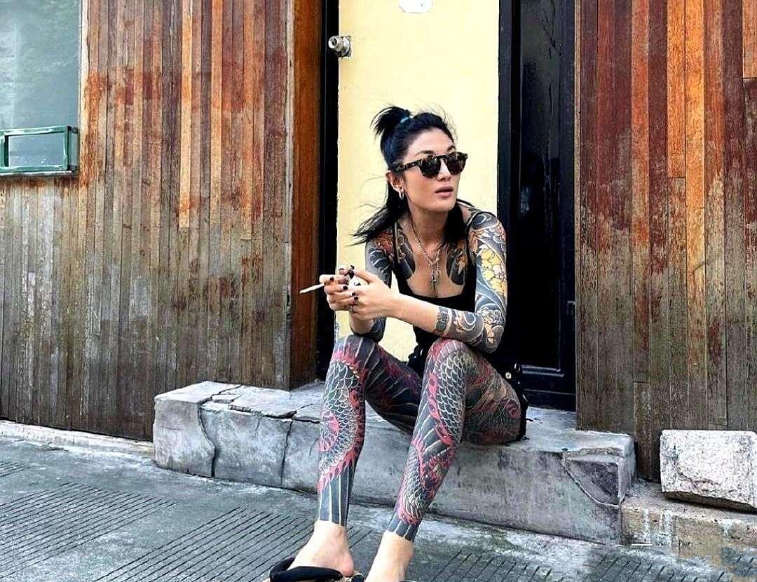 34岁纹身姑娘相亲十次黄九次！男方甩句“怕我妈血压受不了”，她转身买单就走…