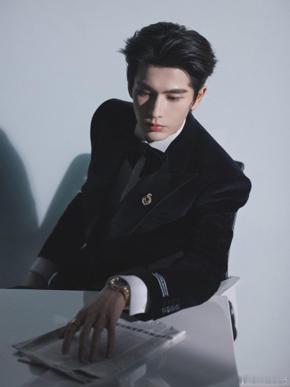 张凌赫大背头➕眼镜谁这么有才弄这个妆照！！！张凌赫｜​​​