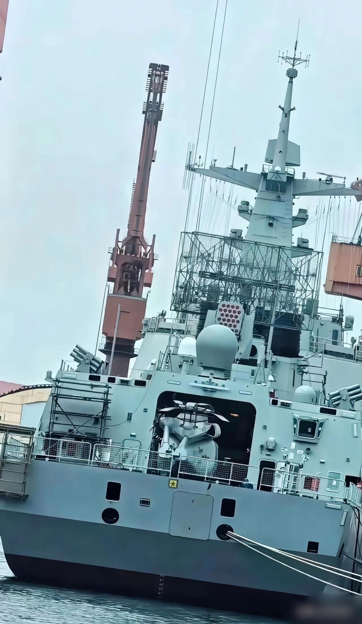 众所周知，在海军反潜作战中，两架反潜直升机协同作战的效能，要远高于单机反潜。而在