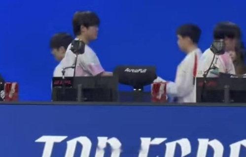 非黑：有没有人跟我说下bin刚背的原因？真实的，我也不想听黑子乱串。因为LOL这