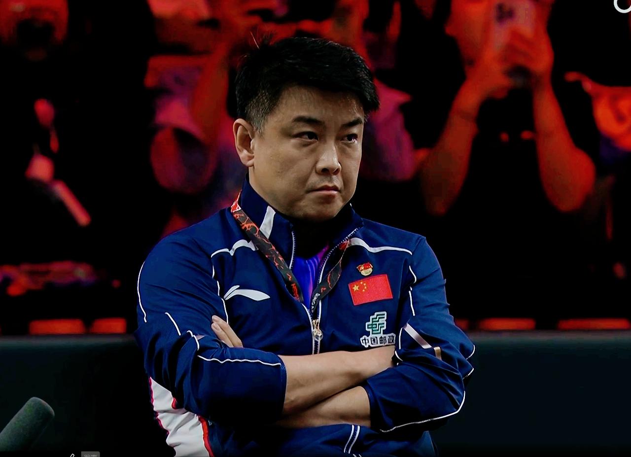 王楚钦手感正好的时候被误判，刘国正都怒了！说：王楚钦抛的这么高，从哪个角度看到