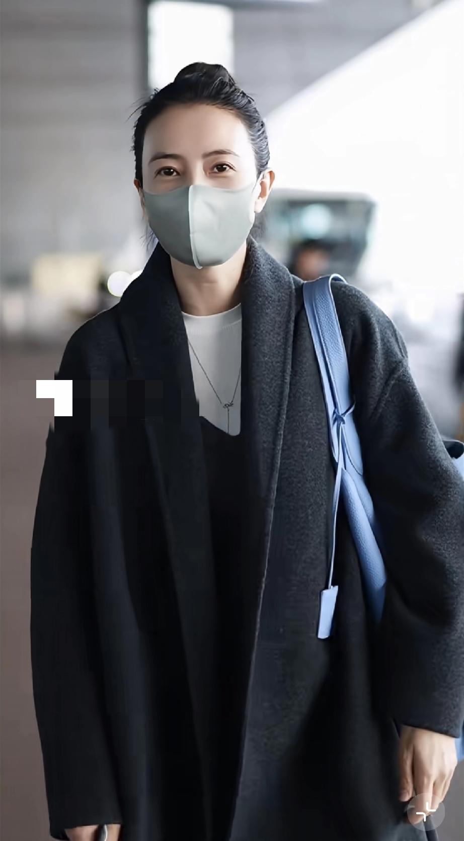 高圆圆进组拍戏，嘴角下垂老了不少，像章子怡似的！3月15日，高圆圆独自现身机