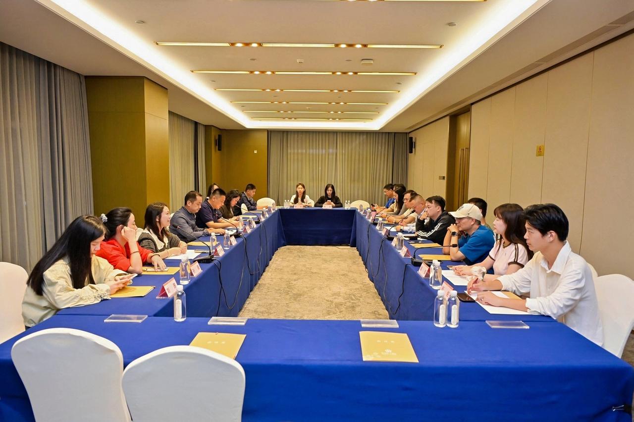 “视听长江”创作采风行座谈会大家好！我是湖北省正能量网络大V颜大卿，非常荣幸
