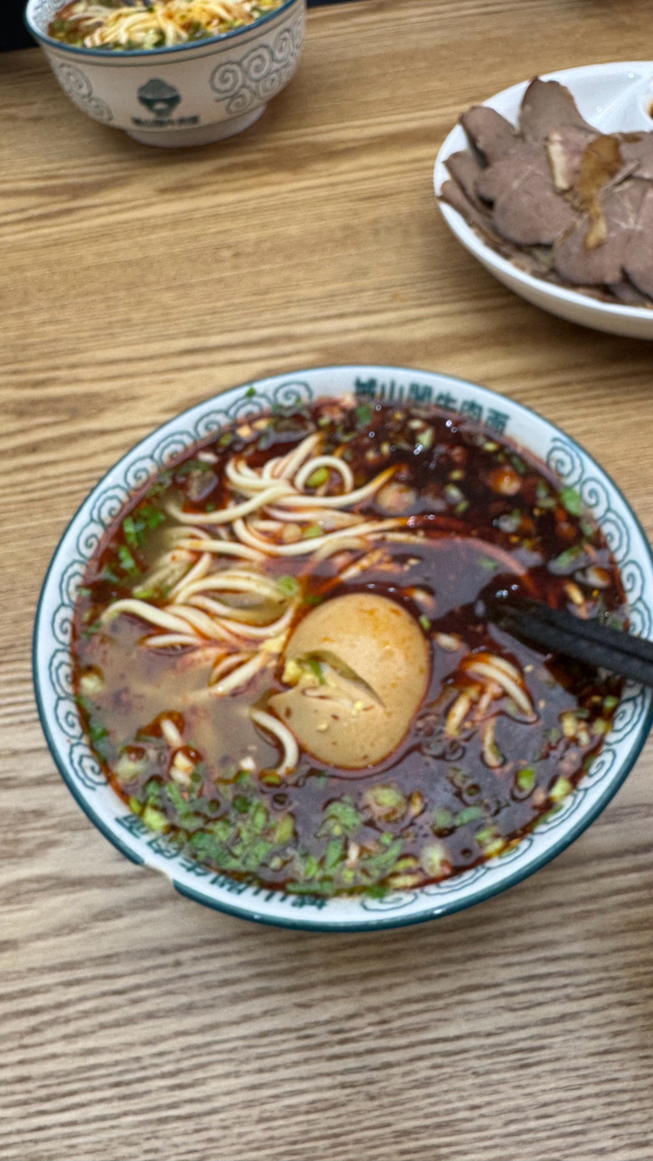 生活就是如此，一碗牛肉面足矣！因为是回民餐厅，所以没喝酒；老板说，你可以喝，但我