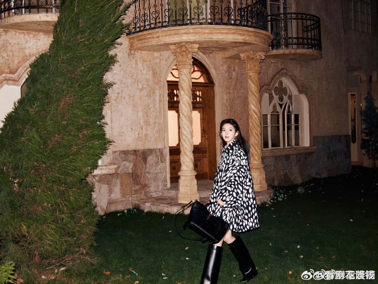 章若楠出发参加巴黎时装周～宽松外套➕大波浪好有气质！！！期待美女闪耀巴黎啦～