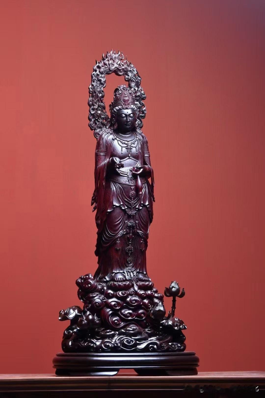 这尊观音，是“慢下来”的。小叶紫檀的深色，把一切情绪都收住了，没有明亮的张
