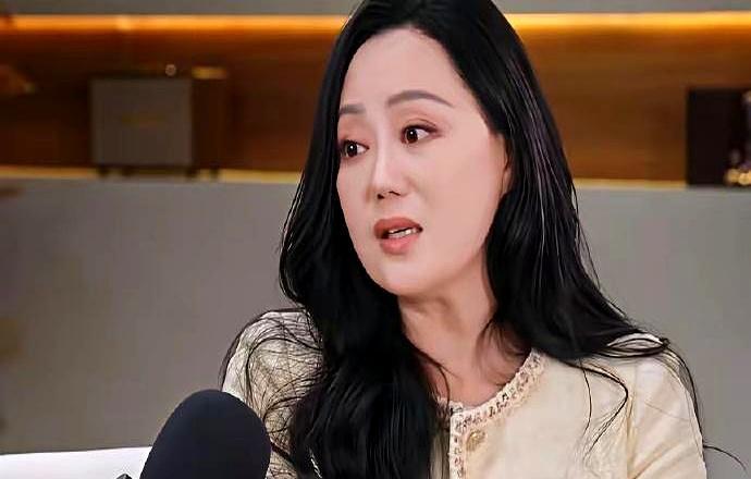 24岁，她一头扎进婚姻，像抢限时折扣，结果抢到一地鸡毛。离婚那天，她连孩子