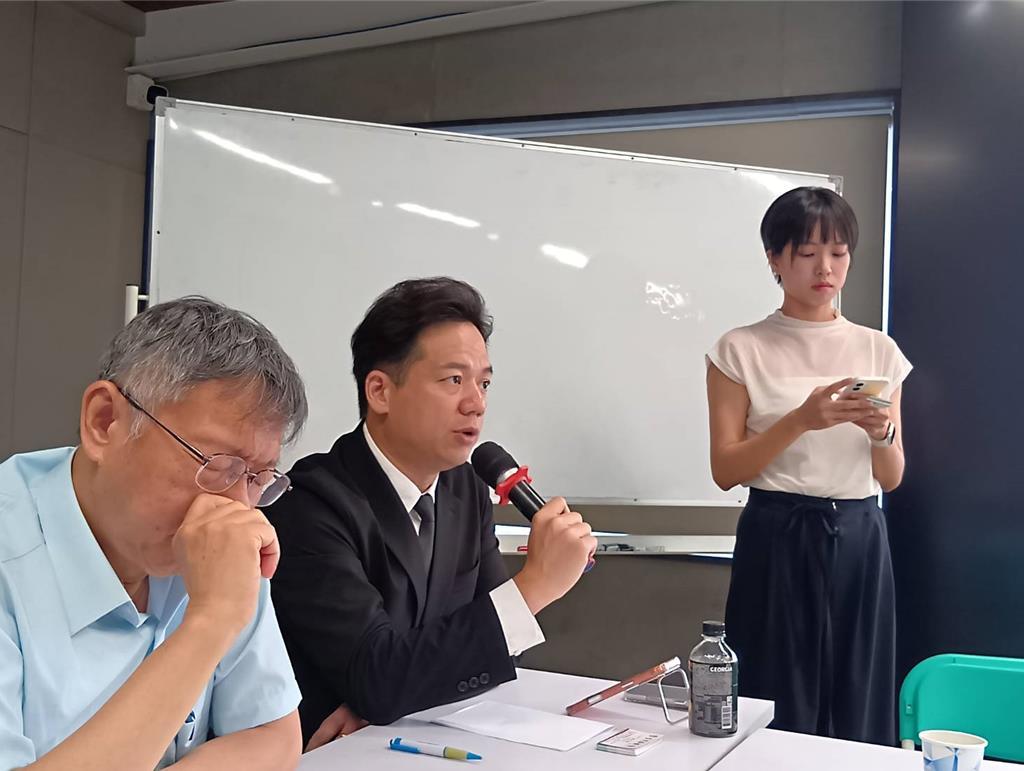 柯文哲会柯建铭呛国民党游走蓝绿？柯文哲大谈变现。柯文哲和柯建铭公开同台