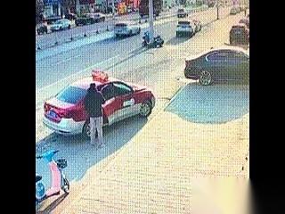 哥们儿一回头，人没了。前一秒还活生生、摇摇晃晃地站在车门口呢，再一看，好家伙，