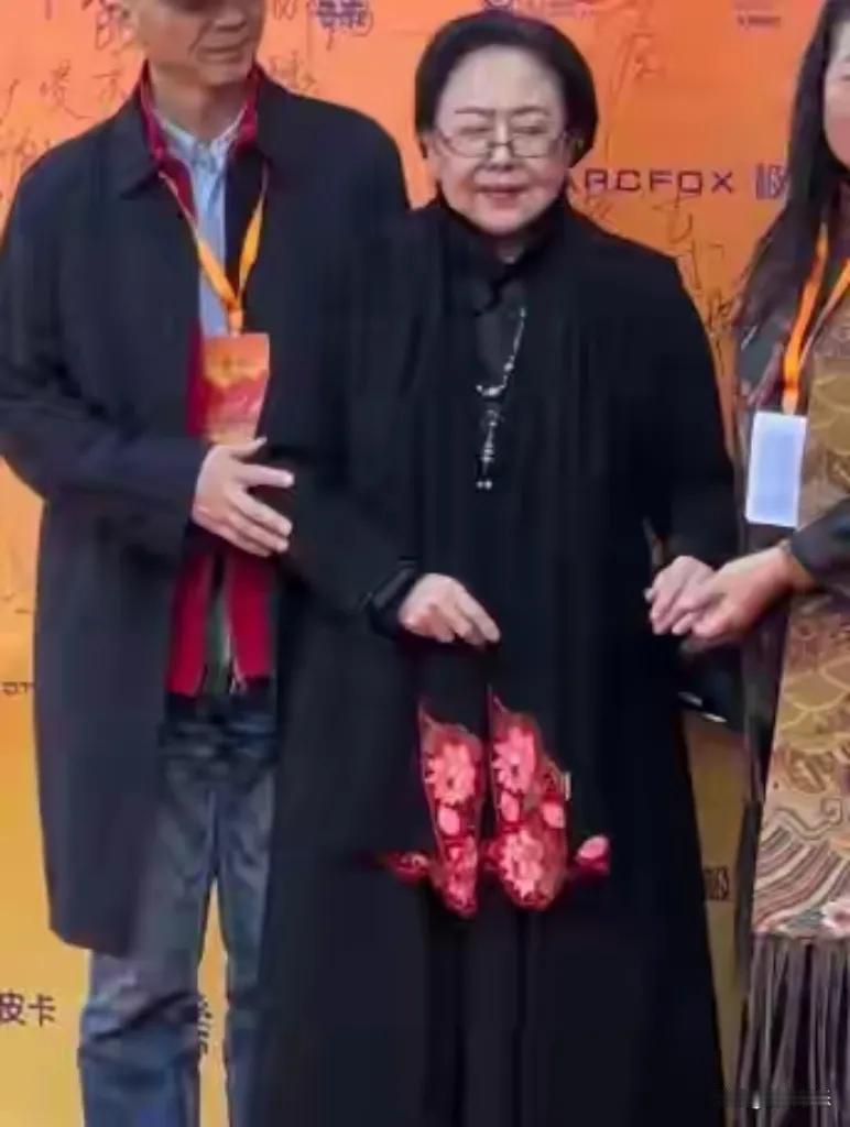 75岁斯琴高娃近况曝光引发关注。照片中她身形消瘦似皮包骨，却仍手持香烟吞云吐雾，