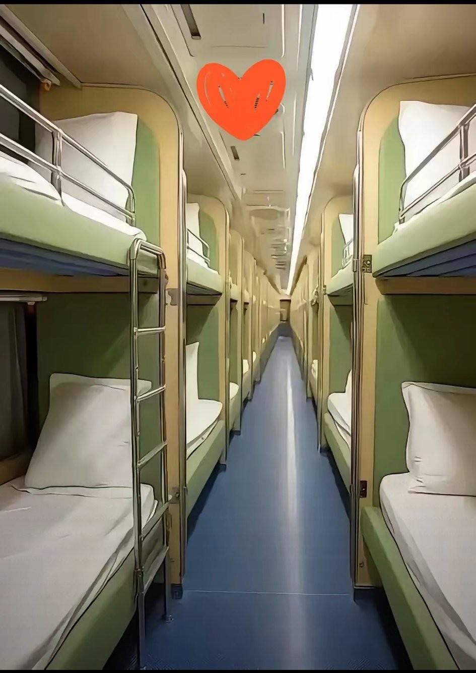 假如火车卧铺设计成这样结构，是不是更加温馨和高利用率，是会是一票更加难求了！
