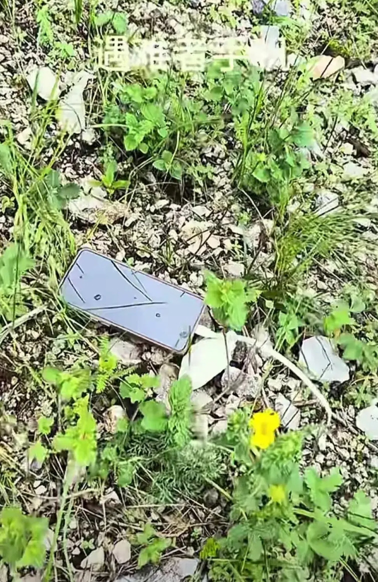 散落的手机上插着充电的数据线，旁边躺着20岁的大三女生，浑身湿透，已僵硬……看到