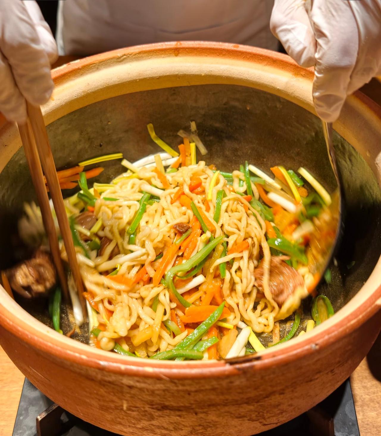 卸任了西贝CEO后贾老板推出了新品牌餐饮店名为“天边砂锅”焖面目前该店已