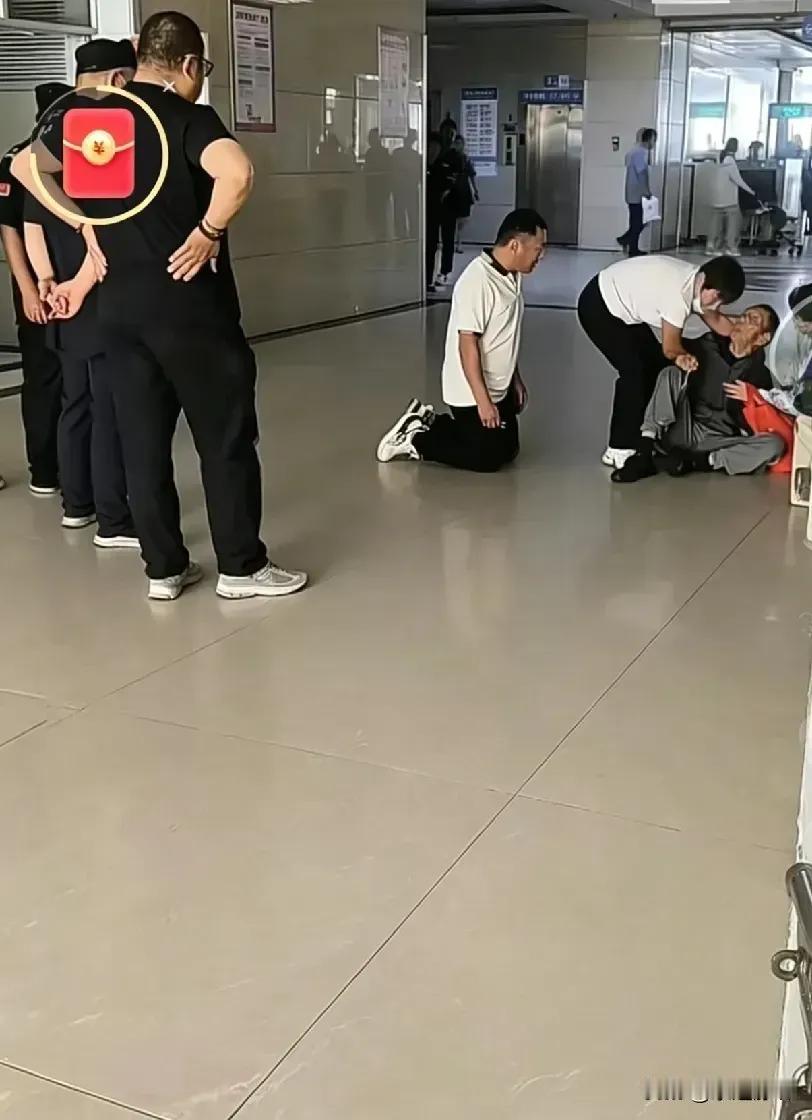 养儿防老，防得了吗？医院。父子俩从农村来，老爹患了胃癌中期，医生说可以手术，需