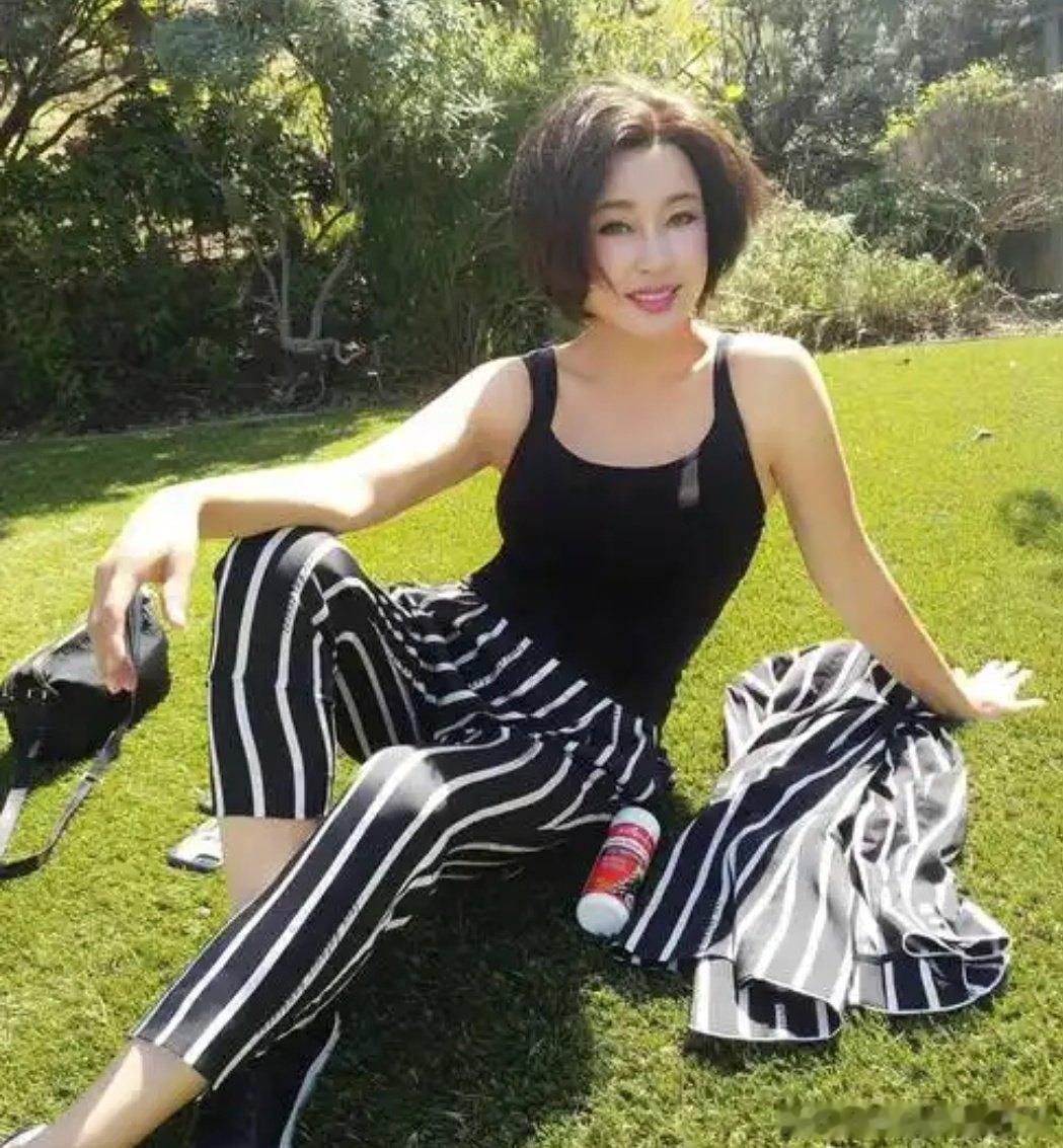 刘晓庆与香港演员伍卫国曾经相恋过五年，这对金童玉女曾经也甜蜜幸福过，总是出双入对，你侬我侬！说实话，