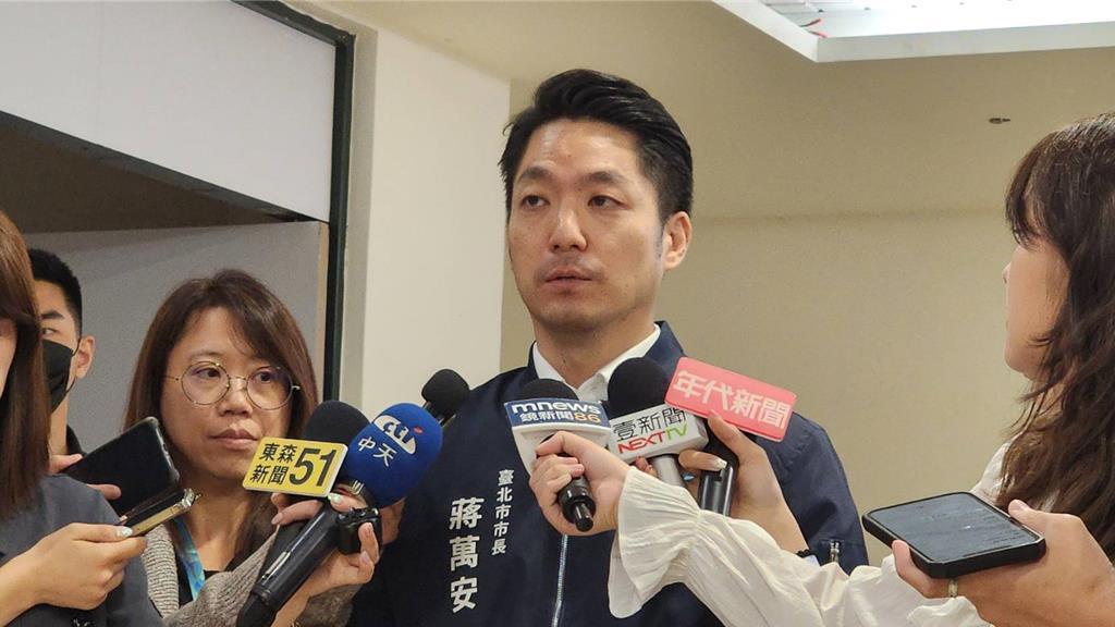 台北市长蒋万安昨天被议员问及吸烟区盖了又拆浪费公帑，却拿高雄建设回呛议员不要双标