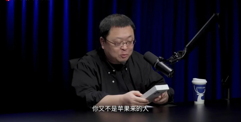 罗永浩虽然连续几年花式吐槽苹果，诸如“屡上雕花”，“乔布斯棺材板盖不住啦”…但是