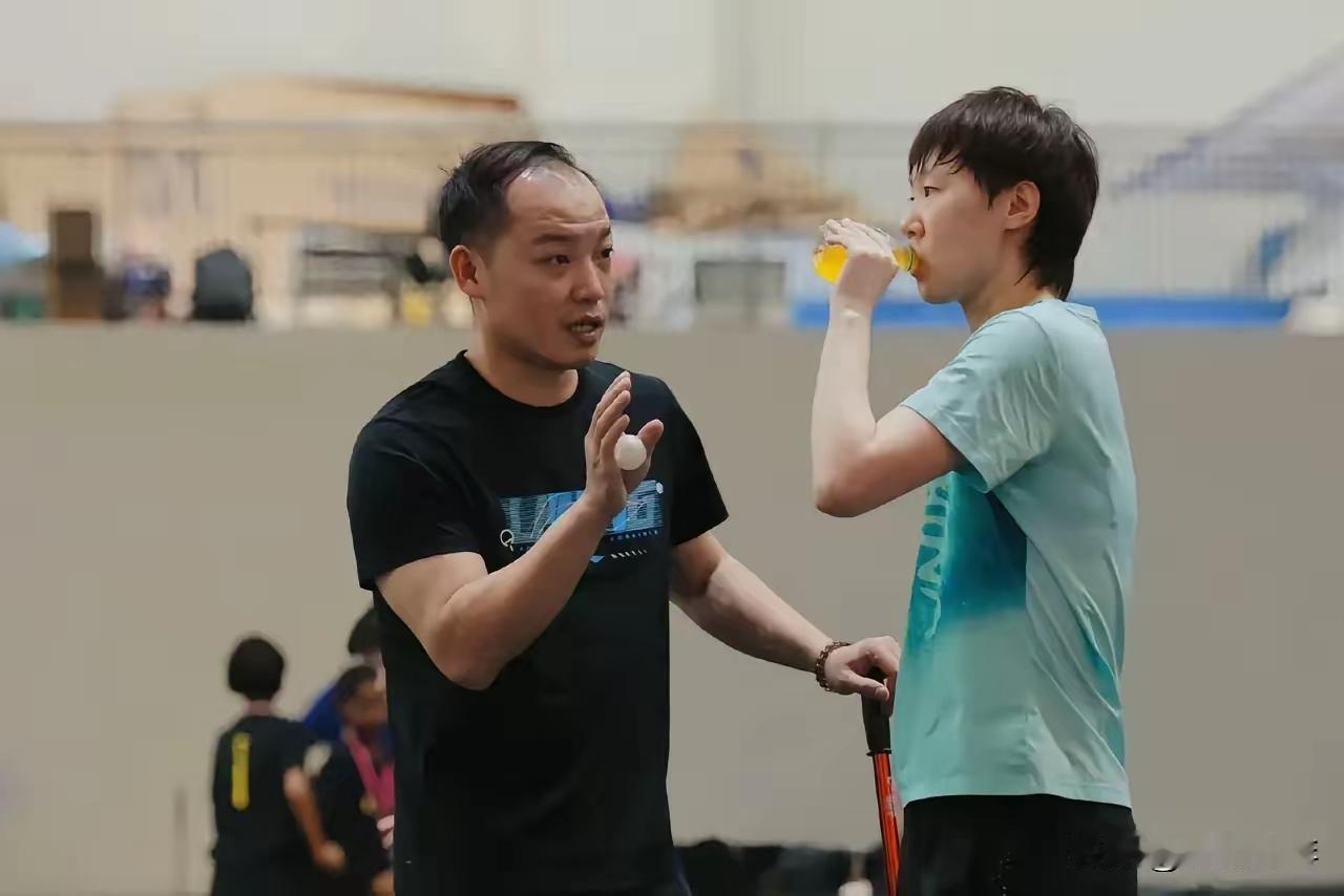 最近刷到关于莎莎和任浩的舆论，两边粉丝吵得不可开交，有人说本该一致对外，有人说自