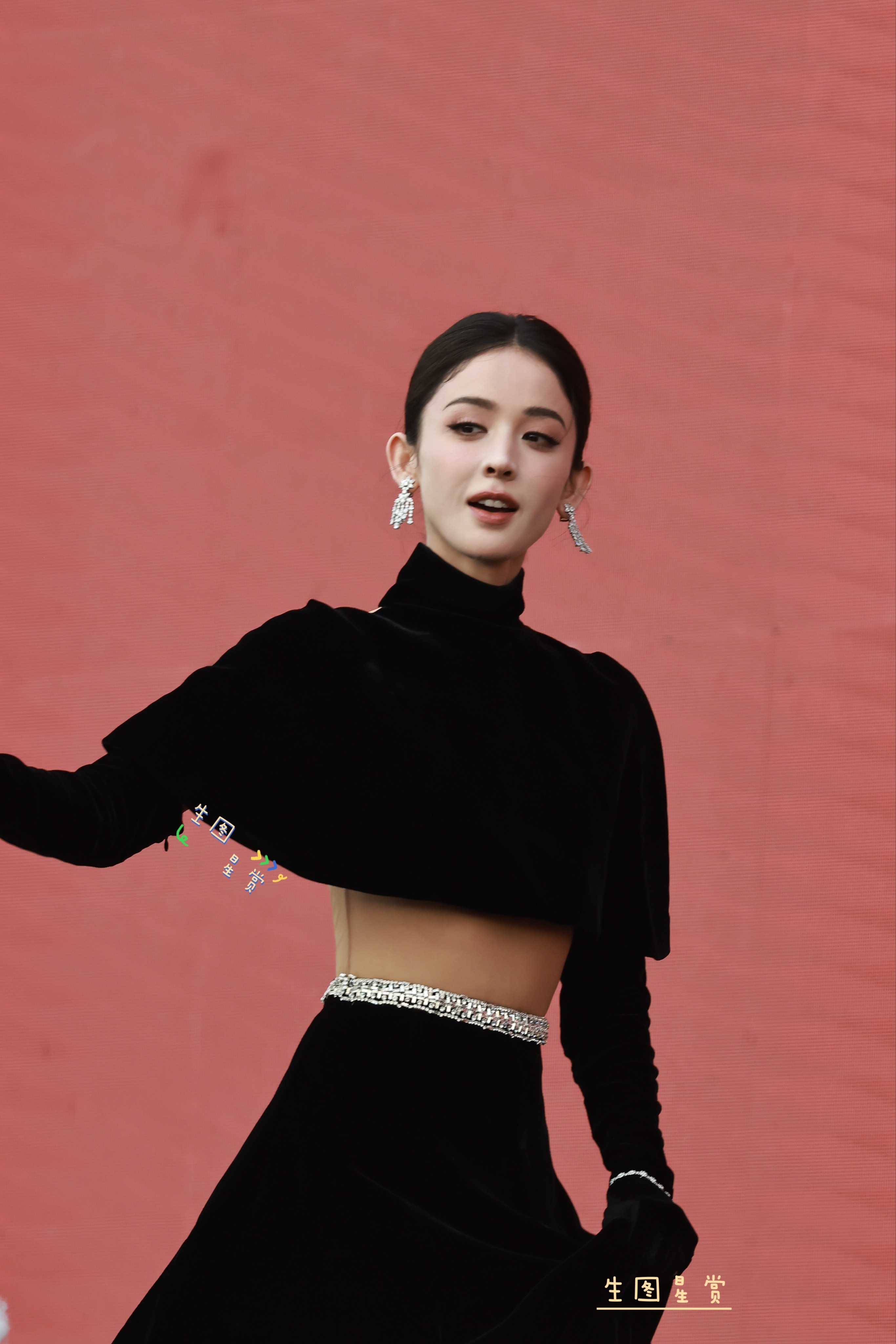 娜扎芭莎之夜红毯大秀美背，浑身散发魅力的黑天鹅[比心]🖤娜扎