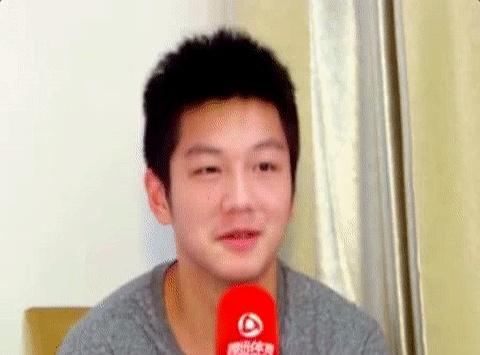 樊振东儿时的樊振东并不爱吃鱼，可妈妈说吃鱼有益，樊振东总是把成长的细枝末节留在