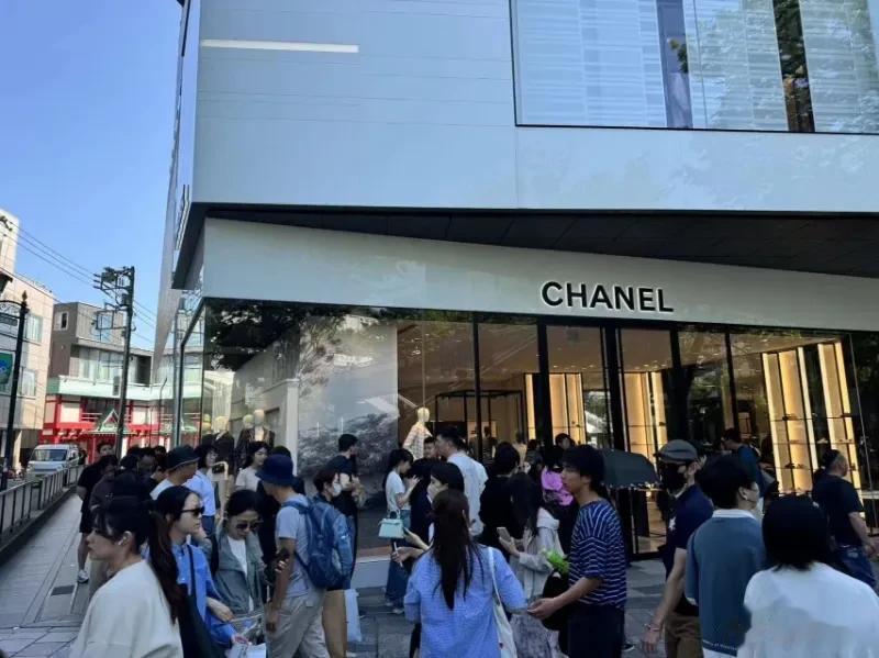 冰火两重天，奢侈品行业曝出两个大消息。外媒感叹，中国年轻人的消费观念彻底变了！