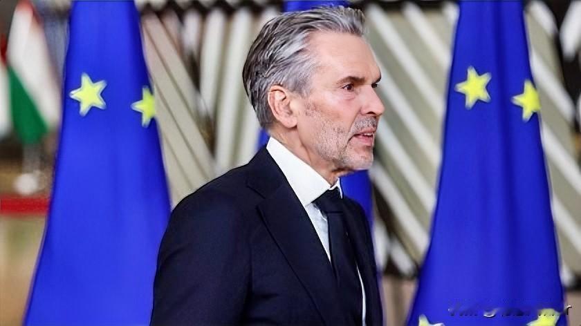 荷兰首相肖夫就格兰陵岛发表声明，他说，如果美国强行军事干预格陵兰岛，那么北约和欧