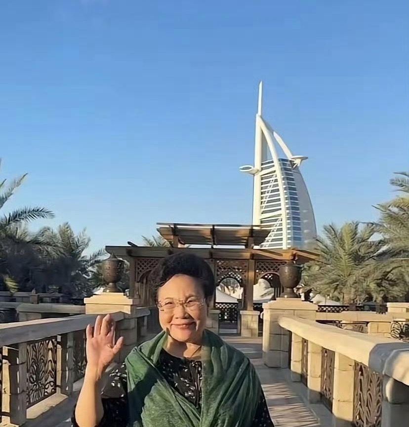 57岁伊能静晒出去迪拜全家旅游住的酒店，真的很惬意，直言简直奢华了一把，一家五口