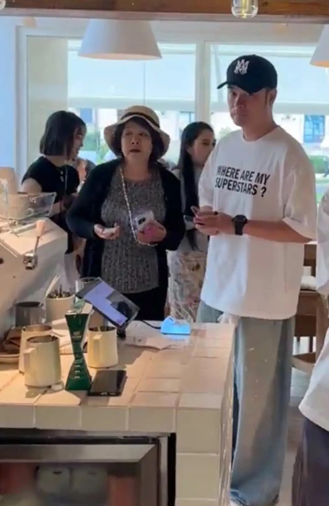 陈赫带岳母阿那亚度假，182个头高又壮很惹眼，俩人处得像亲母子！