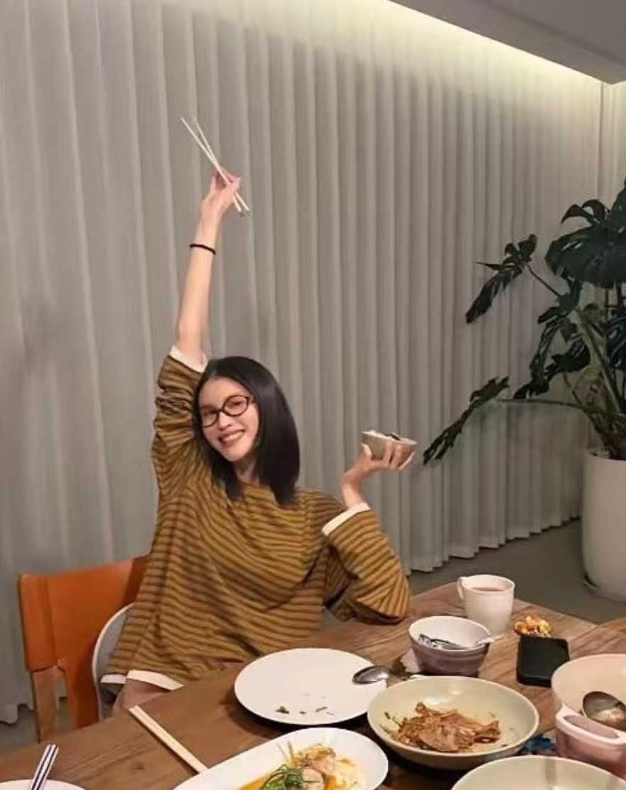 何穗晒出老公陈伟霆做的五菜一汤，甜蜜日常令人羡慕