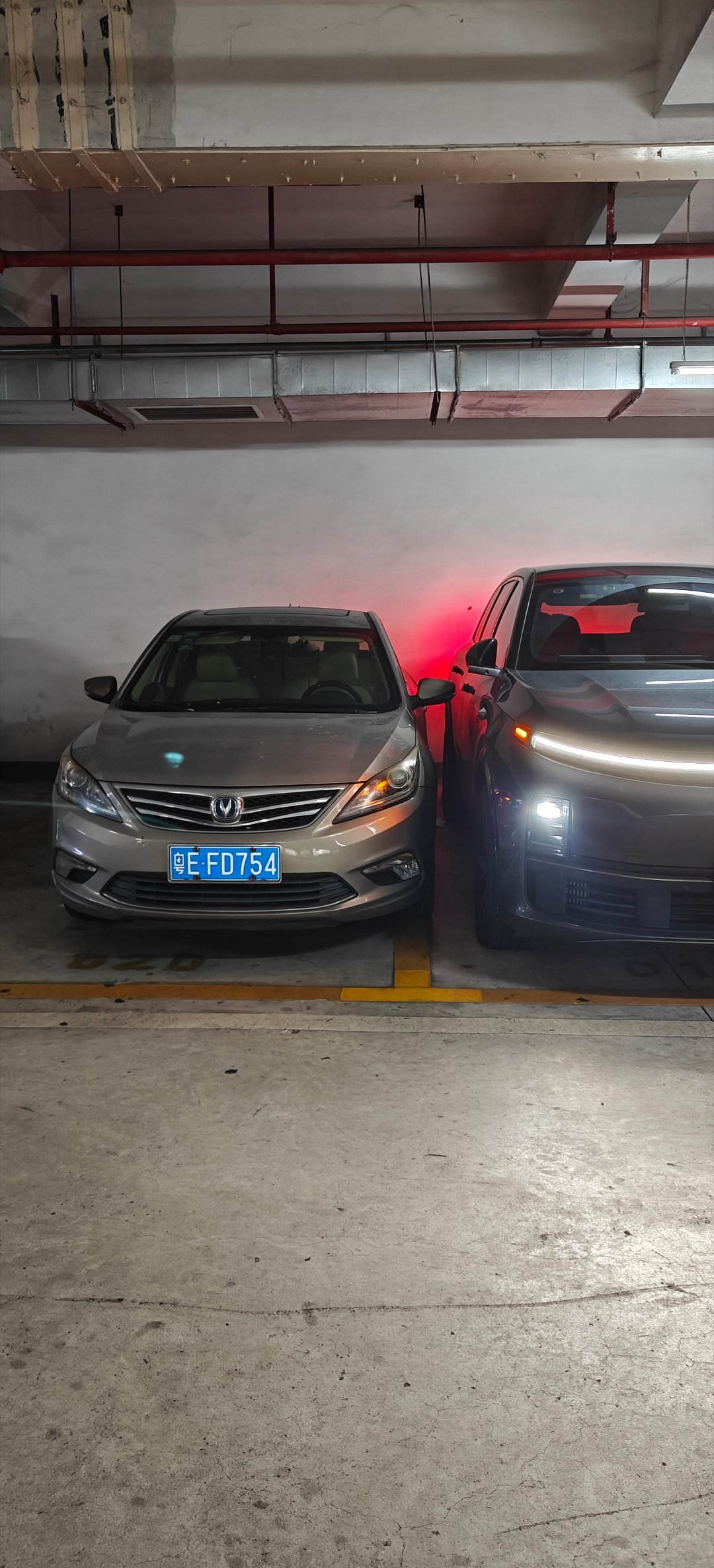 乱停车的理想又来了！ 理想车主的素质真的让人无语，停个车非要占3个车位...