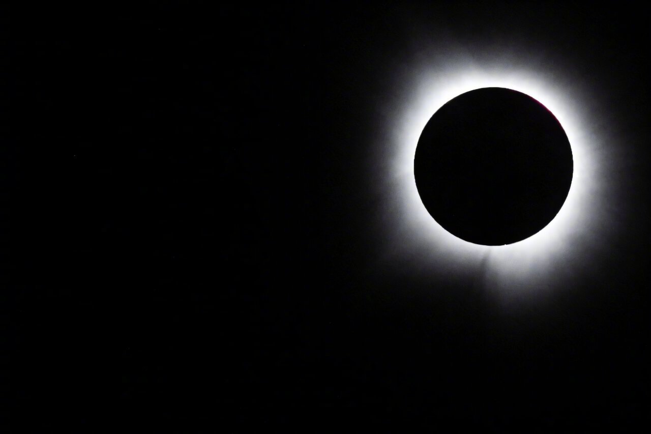 8月12日傍晚，太阳落山前，西班牙北部的天会突然黑下来。星星提前登场，气温往下掉