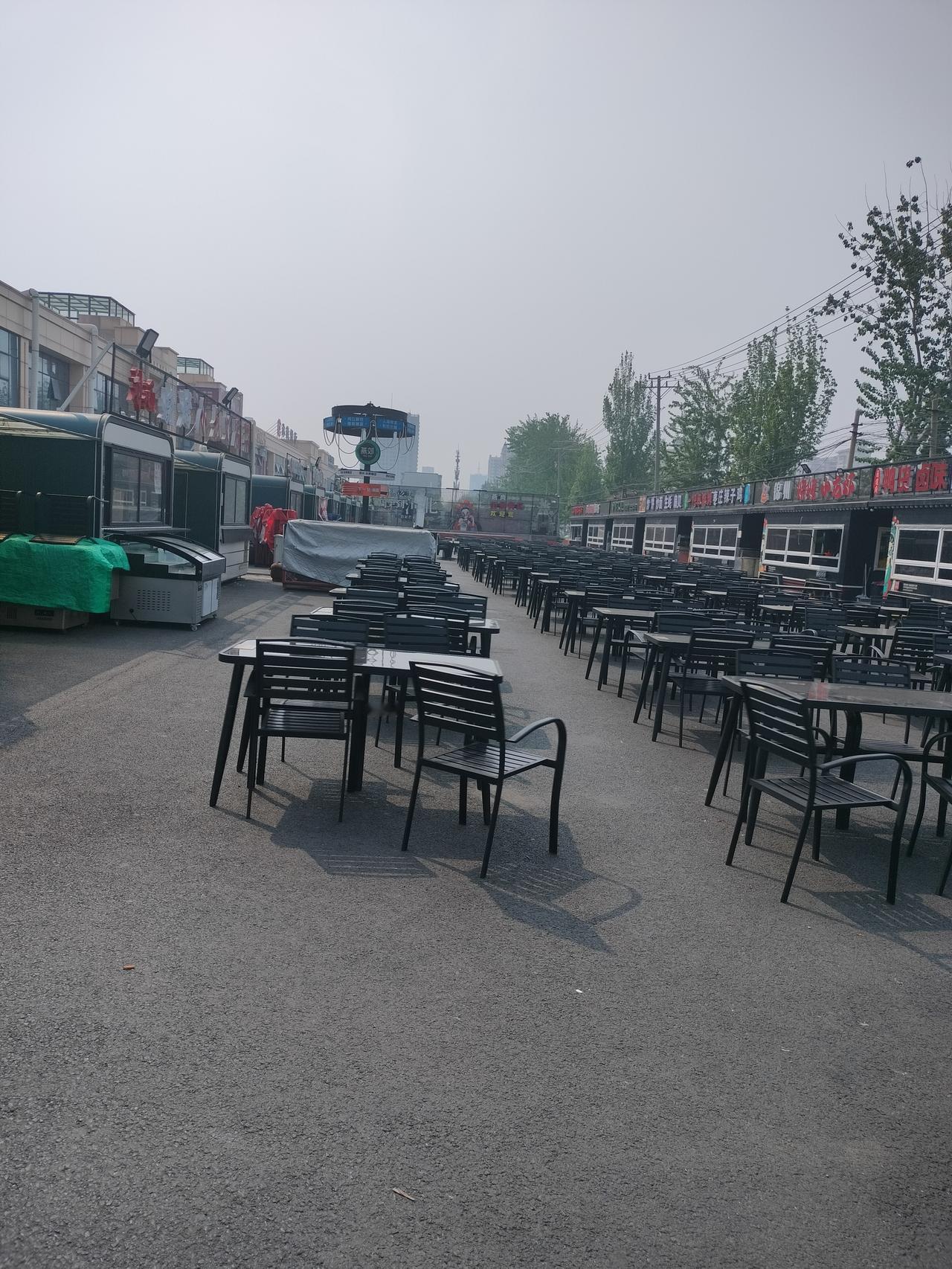今天路过尚京广场，这里又搭起了美食一条街。各种小吃摊陆续加入，既然天气暖和了，