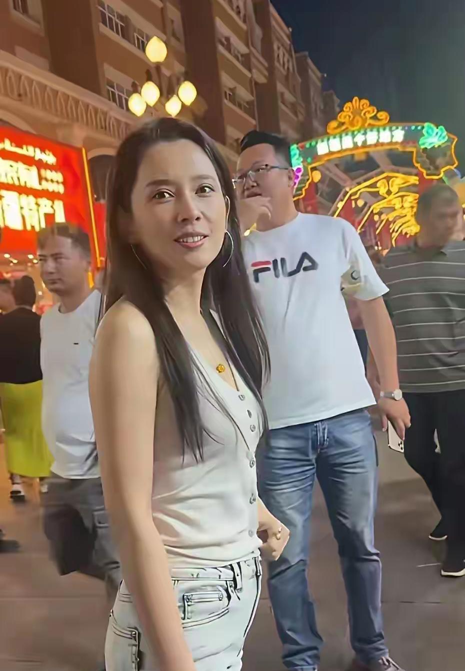 森林北，路人视角下，滤镜碎了一地。与直播间美若天仙的形象相比，还是有些差距的。