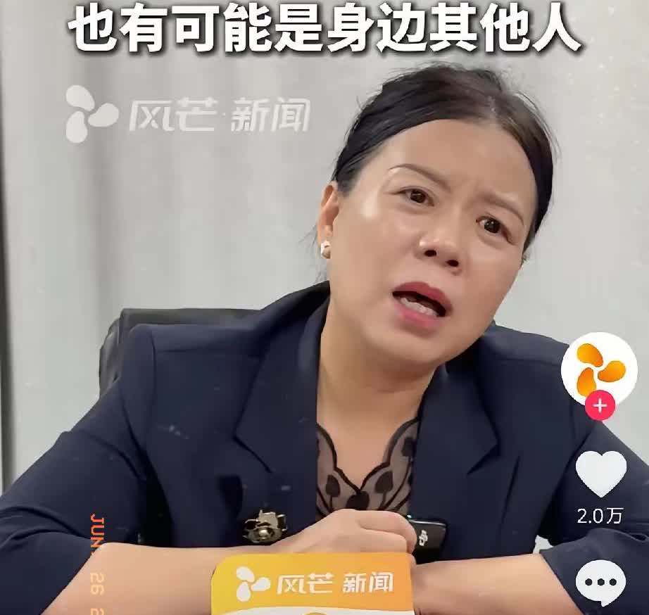 许敏在法院门口站得笔直。她等这天三年了，就想问清姚策最后四天发生了什么。