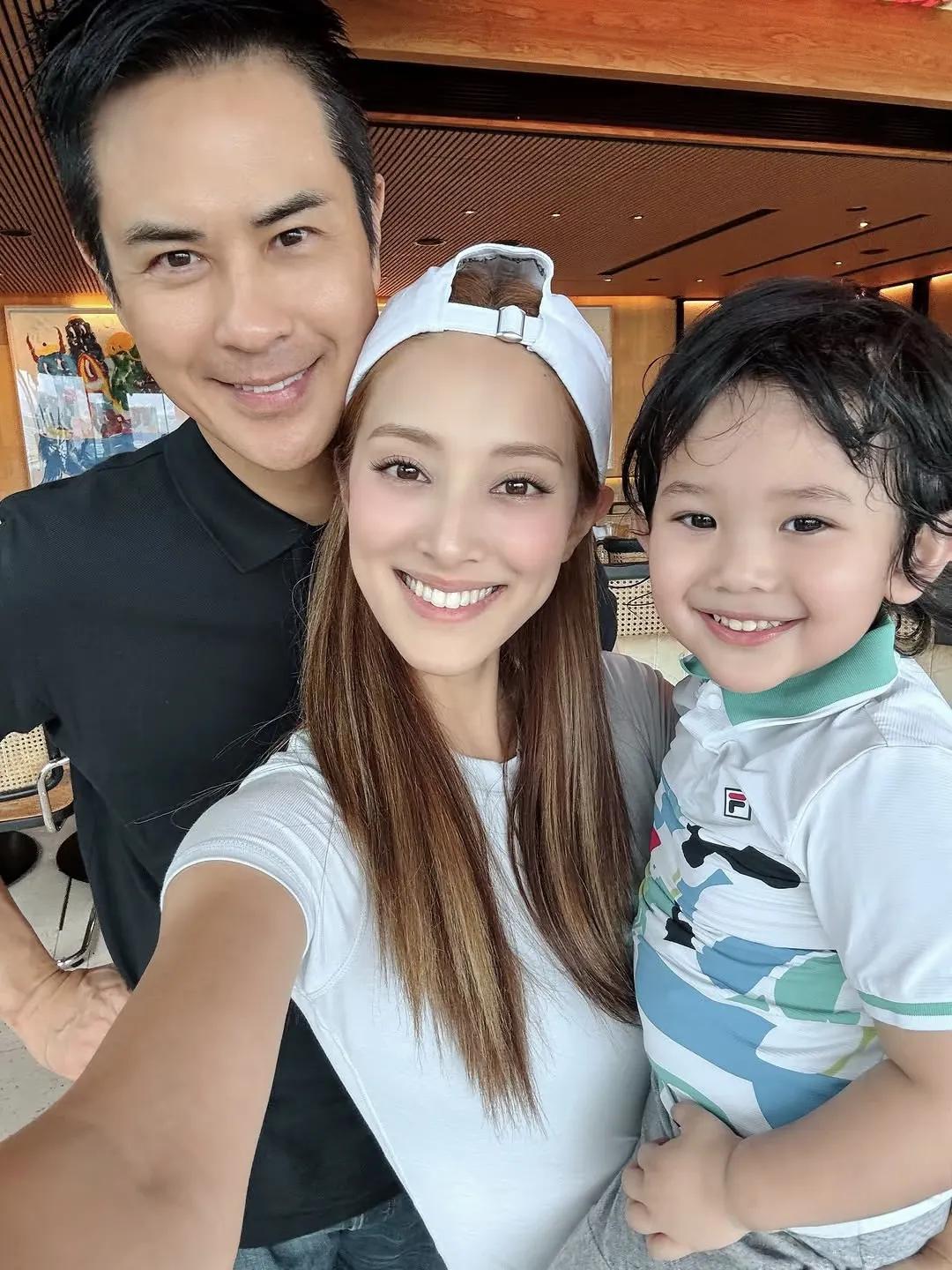 54岁郑嘉颖和老婆儿子一起到餐厅吃饭庆祝父亲节，他的三个儿子颜值都好高。尤其是小